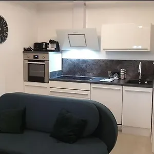 Apartment Mit Schöner, Moderner Einrichtung Köln